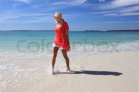 530,720 Frauen Am Strand Images, Stock Photos & Vectors